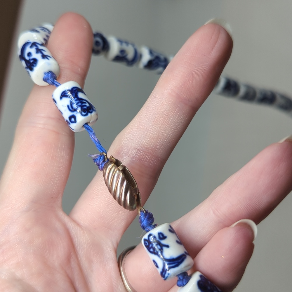 Vintage Floral Blue and White Porcelain Barrel Export Beads Necklace - Picture 12 of 13